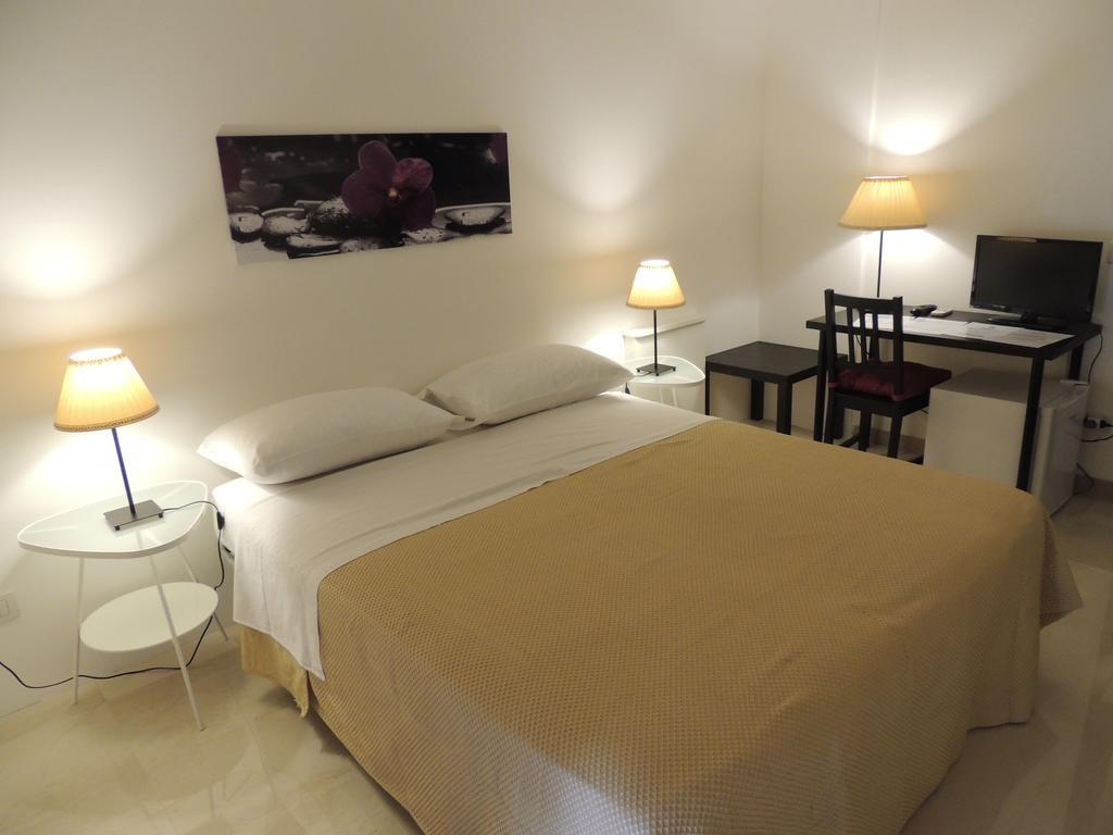 Domus Taranto Unica Sede Otel Oda fotoğraf