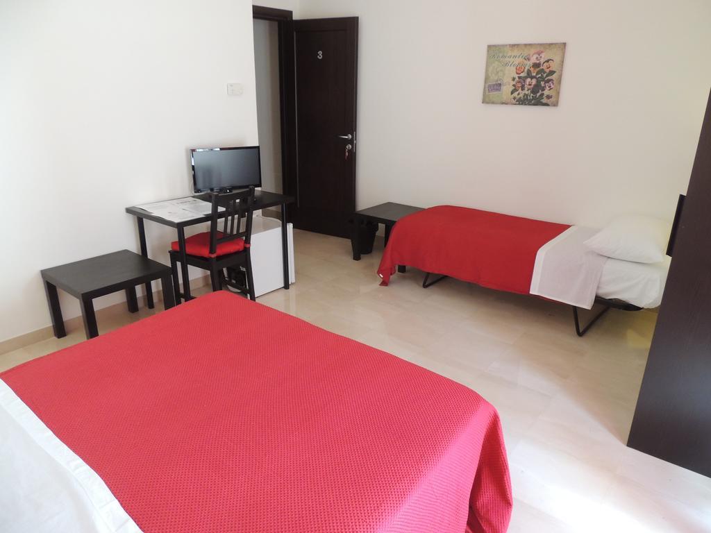 Domus Taranto Unica Sede Otel Oda fotoğraf