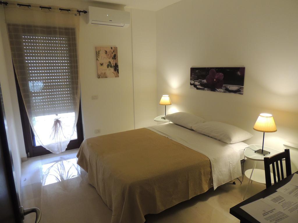 Domus Taranto Unica Sede Otel Oda fotoğraf