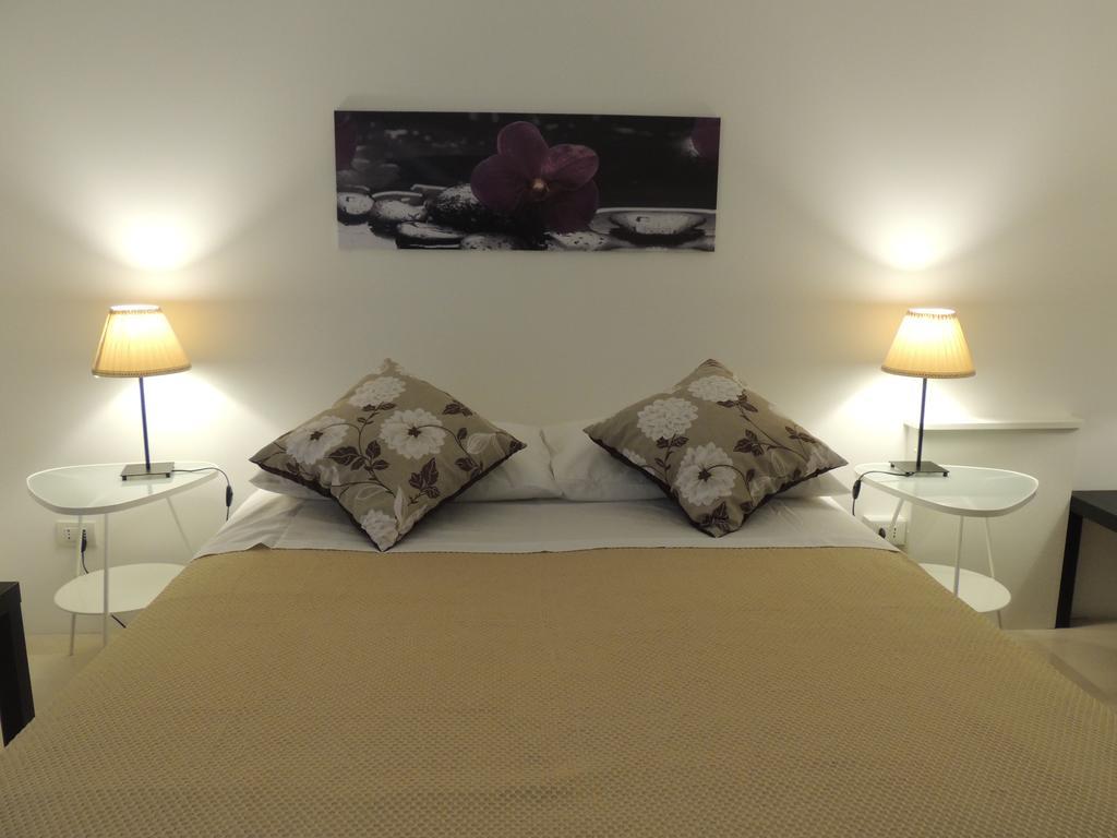 Domus Taranto Unica Sede Otel Oda fotoğraf